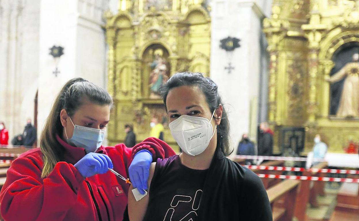Una enfermera administra la tercera dosis a una mujer, en San Francisco el pasado día 13. 