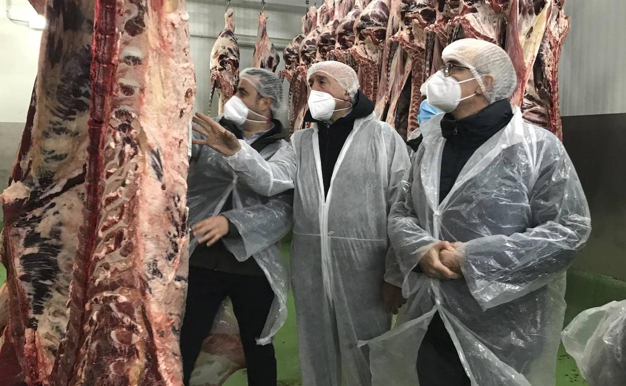 Visita de Jesús Julio Carnero a la cooperativa dehesa Grande en Vitigudino, le acompañan el presidente provincial del PP, Javier Iglesias entre otros. 