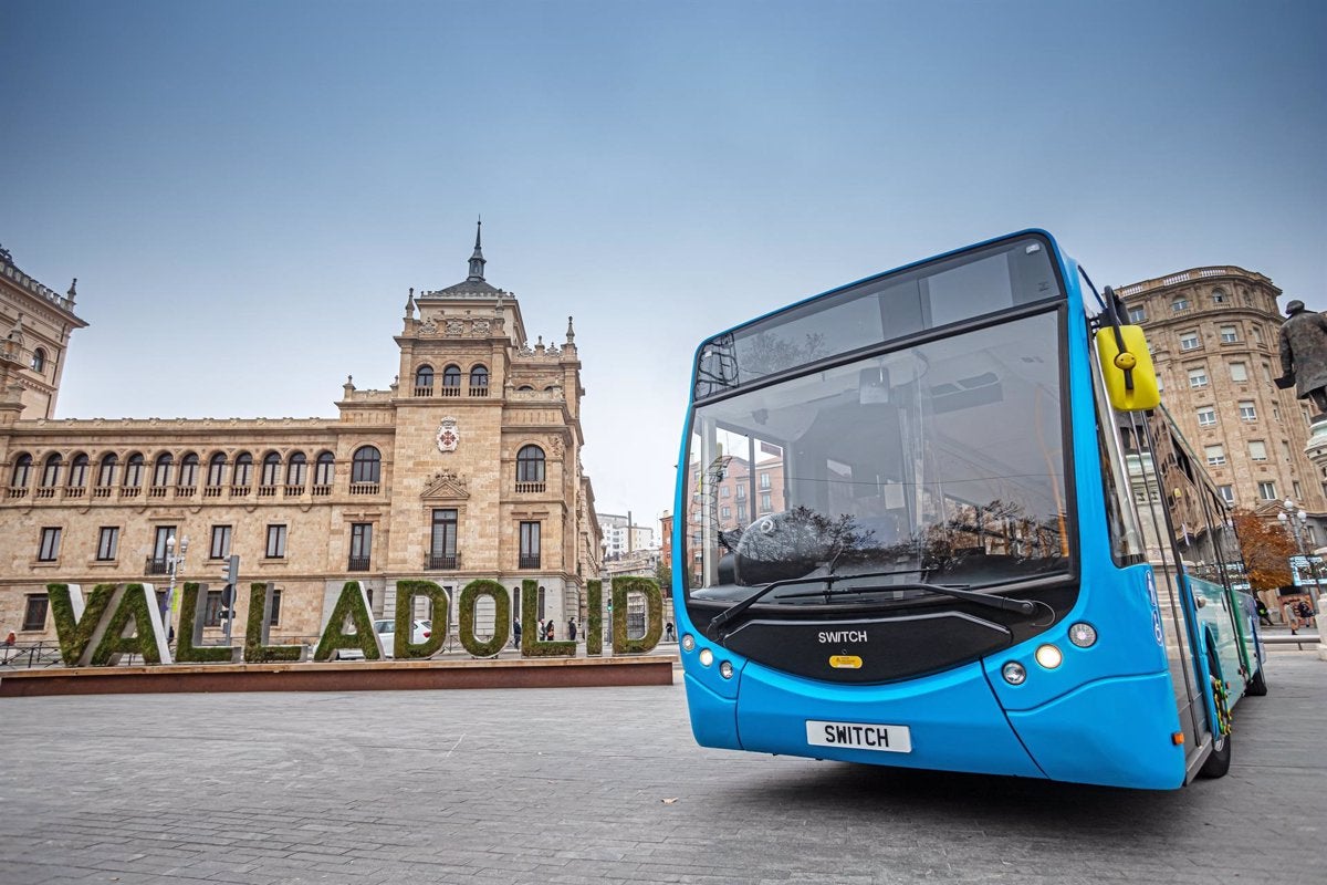 Autobús fabricado por Switch, aparcado en la plaza de Colón de Valladolid. 