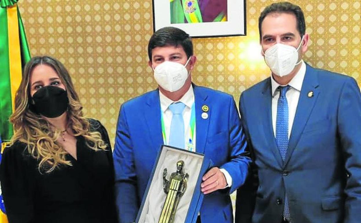 Rafael Luisi sostiene una reproducción del Cristo del Otero, junto al alcalde de Palencia y la concejala Laura Lombraña.