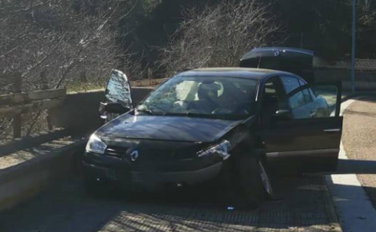 Derriba una farola con su coche y da positivo en drogas en Parquesol