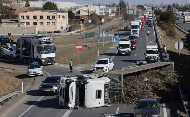 Camión volcado este viernes en la Autovía de Castilla.