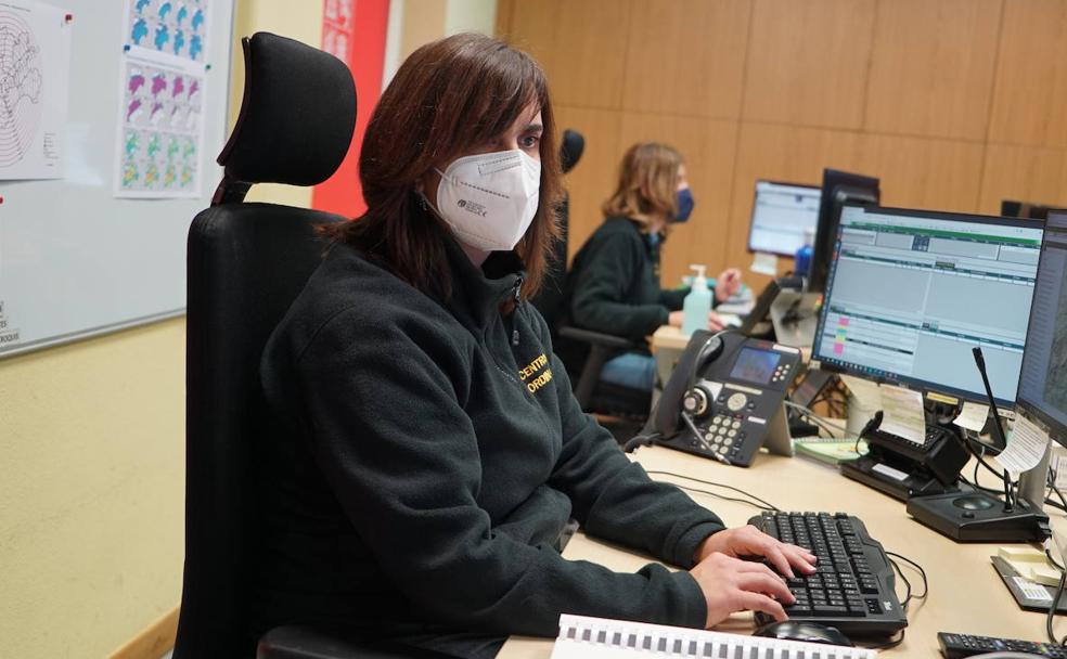 Cristina Zaballos, técnico de operaciones del Centro Coordinador de Emergencias de Castilla y León