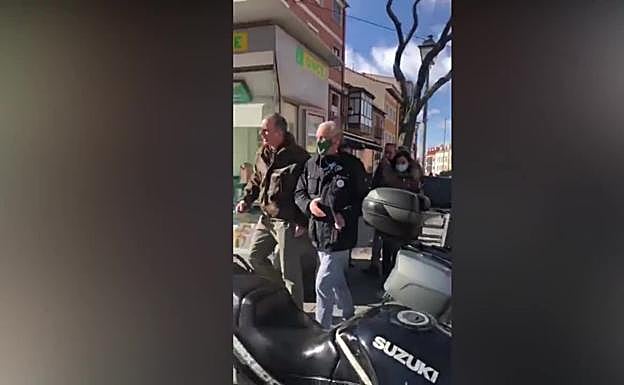 Graban a Ortega Smith, de Vox, caminando sin mascarilla por las calles de Tordesillas