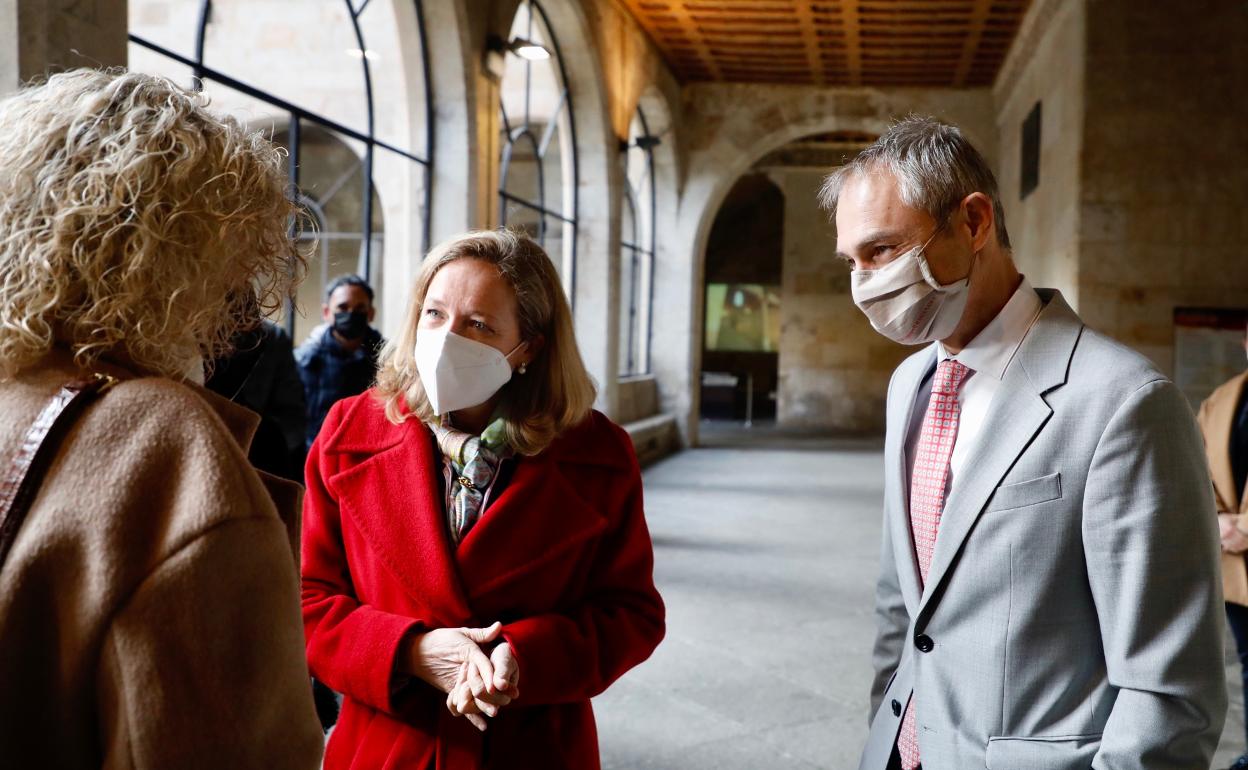 La vicepresidenta primera del Gobierno y ministra de Asuntos Económicos y Transformación Digital, Nadia Calviñoa junto al rector de la Universidad de Salamanca, Ricardo Rivero. 