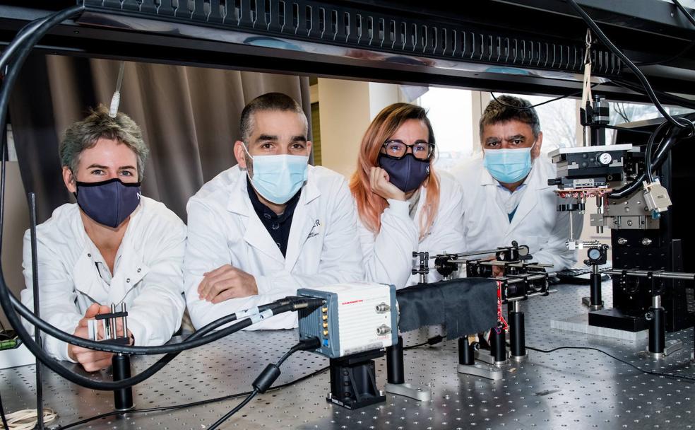 Investigadores de Neiker, con el microscopio.