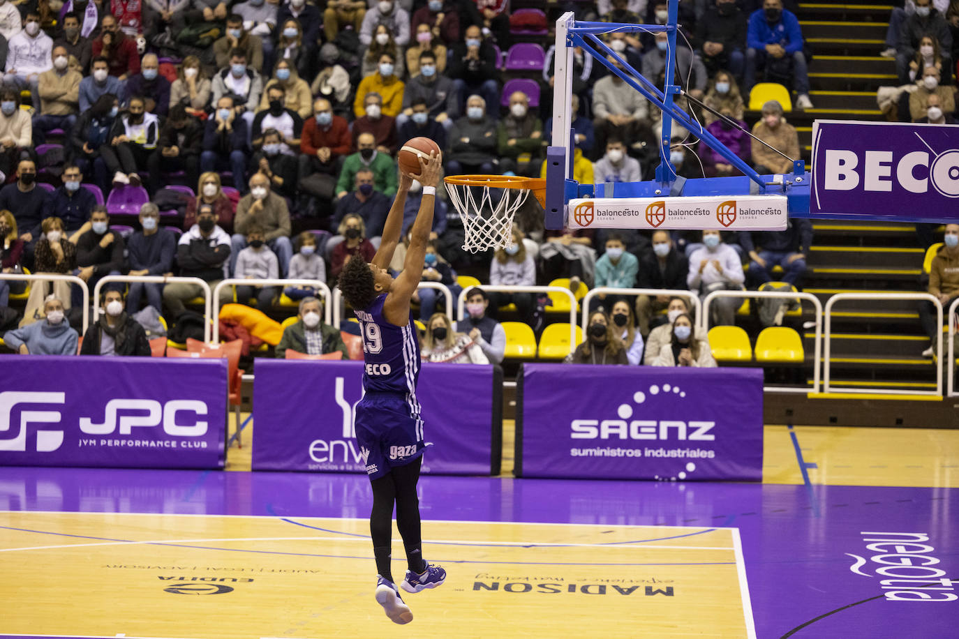 Partido entre el UEMC Valladolid y el Palma disputado en Pisuerga. 