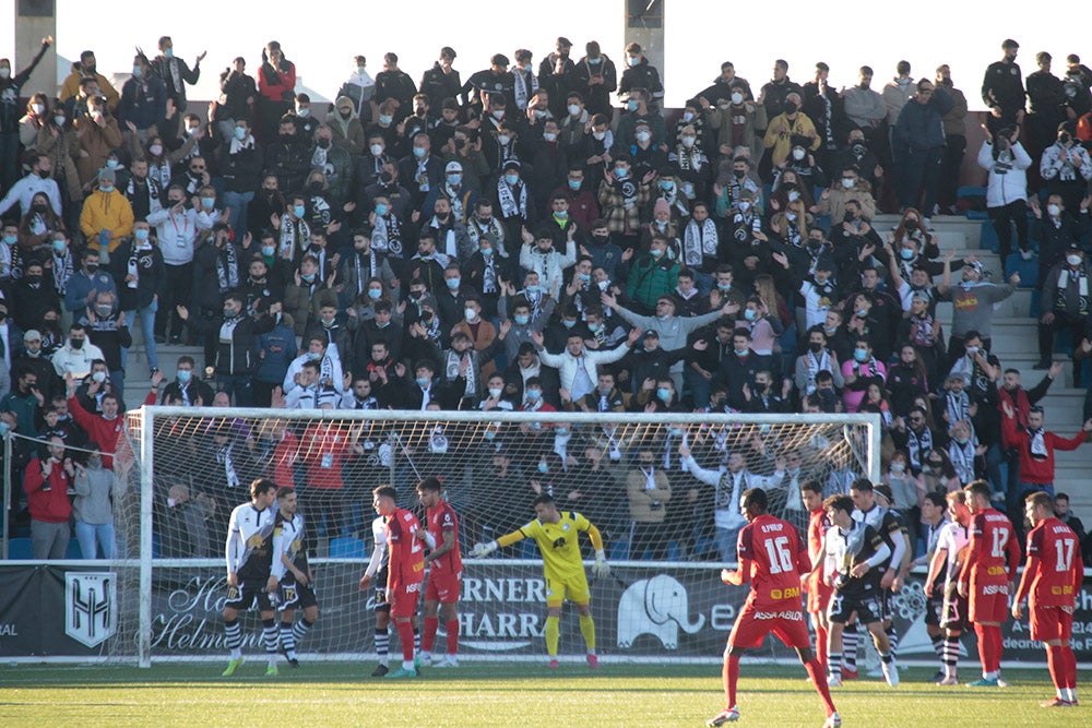 Locura final en el primer partido del año en el Reina Sofía con una remontada que hizo vibrar a la afición