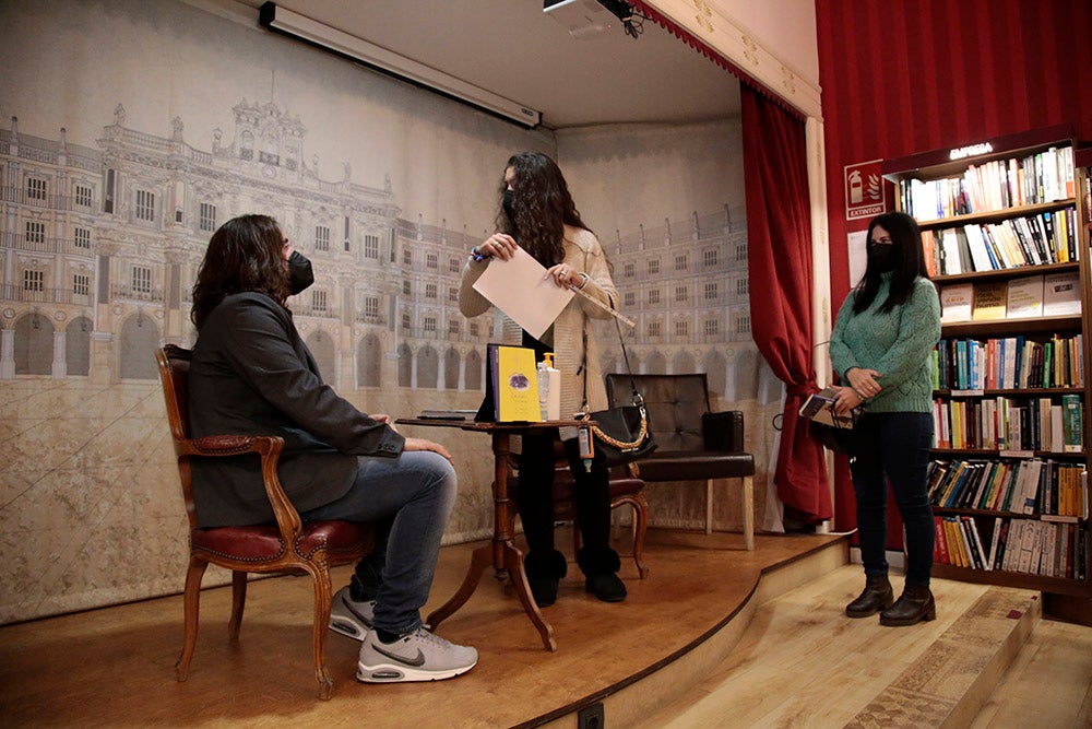 Largas colas de fans de Andrés Suárez en la librería Santos Ochoa para la firma de "A través de los ojos", el último libro del cantante gallego, que también firmó alguno de sus discos y no dudó en realizarse fotos con todos sus seguidores