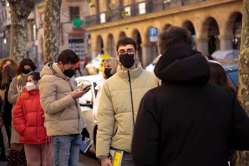 Largas colas de fans de Andrés Suárez en la librería Santos Ochoa para la firma de "A través de los ojos", el último libro del cantante gallego, que también firmó alguno de sus discos y no dudó en realizarse fotos con todos sus seguidores