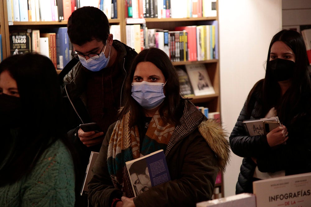 Largas colas de fans de Andrés Suárez en la librería Santos Ochoa para la firma de "A través de los ojos", el último libro del cantante gallego, que también firmó alguno de sus discos y no dudó en realizarse fotos con todos sus seguidores