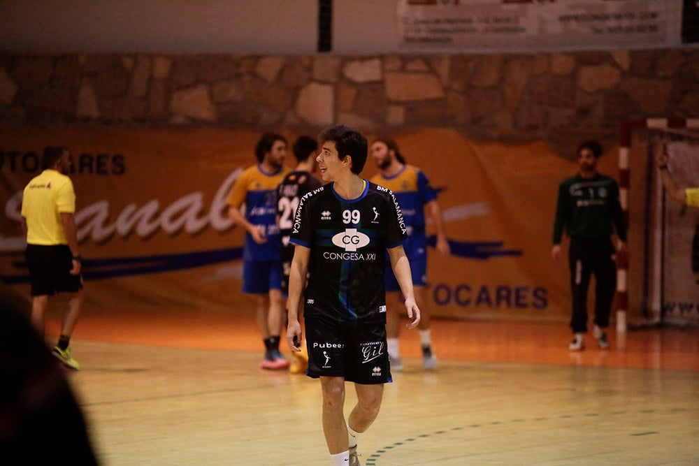 El BM Salamanca supera al Villa de Luanco de menos a más y sigue sin marcarse límites (34-32)