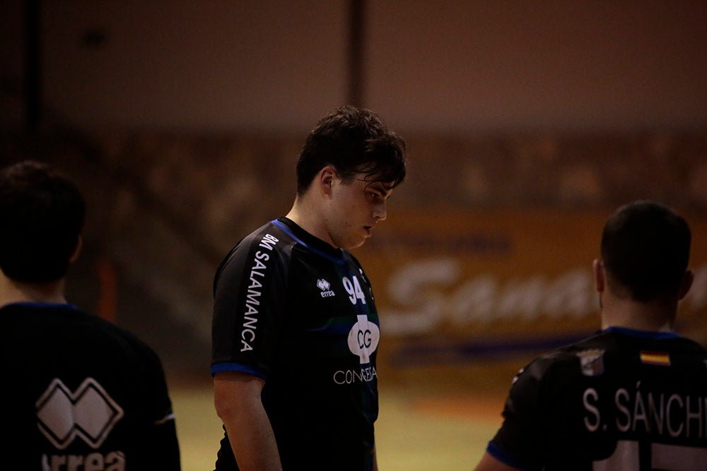 El BM Salamanca supera al Villa de Luanco de menos a más y sigue sin marcarse límites (34-32)
