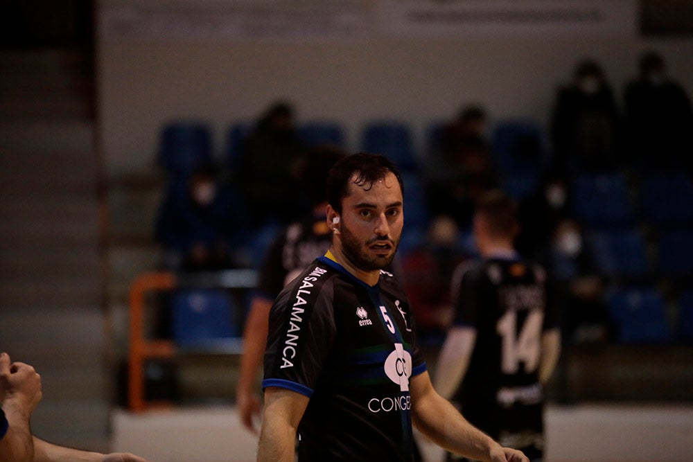 El BM Salamanca supera al Villa de Luanco de menos a más y sigue sin marcarse límites (34-32)