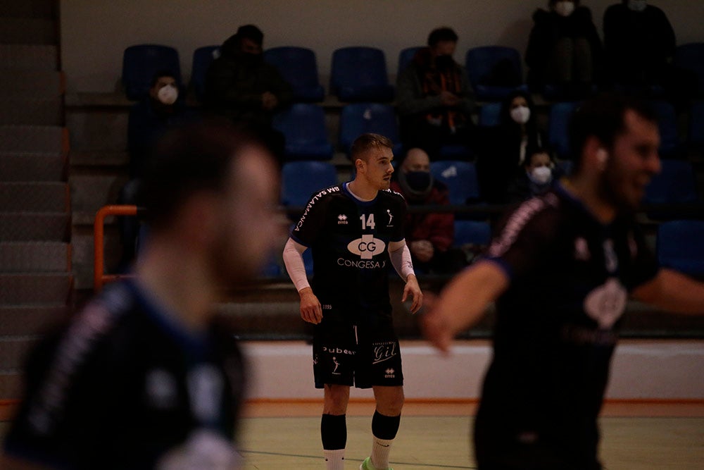 El BM Salamanca supera al Villa de Luanco de menos a más y sigue sin marcarse límites (34-32)
