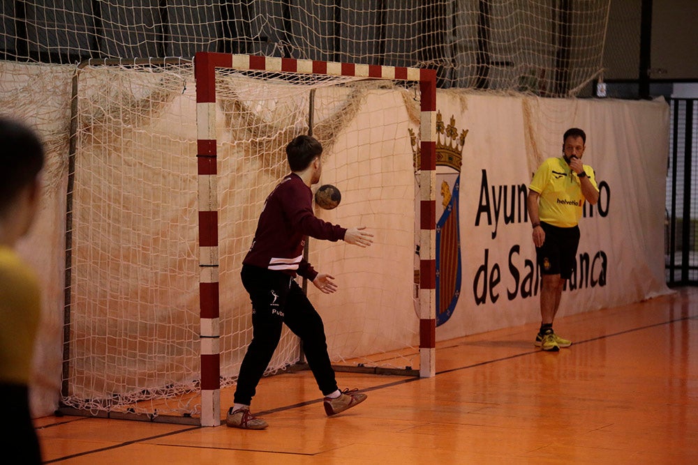 El BM Salamanca supera al Villa de Luanco de menos a más y sigue sin marcarse límites (34-32)
