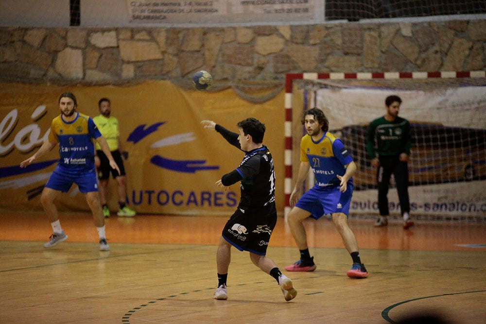 El BM Salamanca supera al Villa de Luanco de menos a más y sigue sin marcarse límites (34-32)