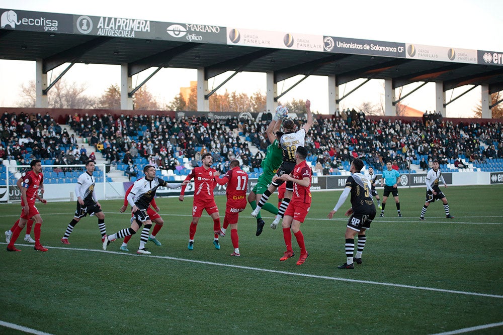 Espectacular remontada final de Unionistas ante el Rayo Majadahonda para volver al play-off (2-1)