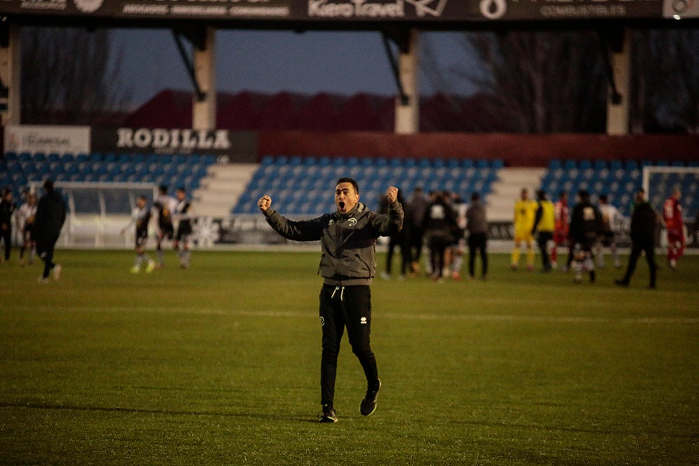 Espectacular remontada final de Unionistas ante el Rayo Majadahonda para volver al play-off (2-1)