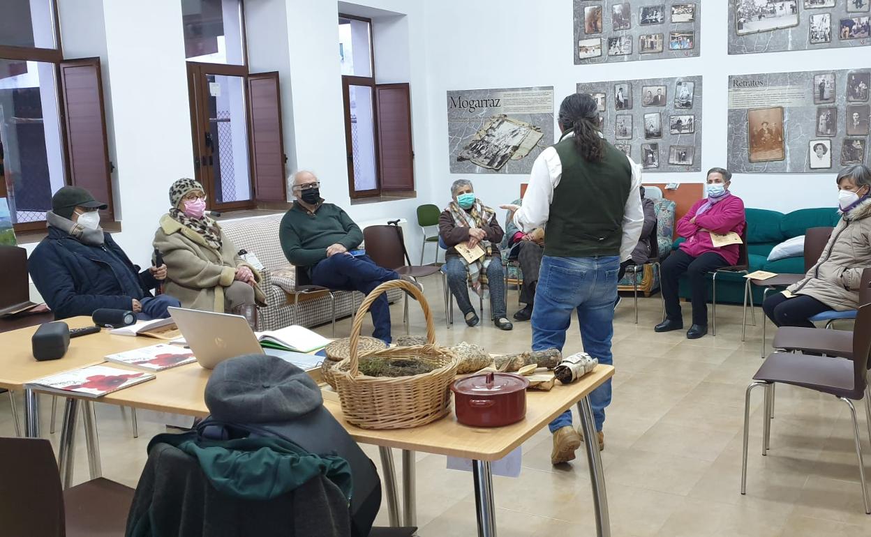Raúl Tapia abre los Viernes Literarios de Mogarraz con su libro 'Herbolario Sonoro' y el compromiso de volver