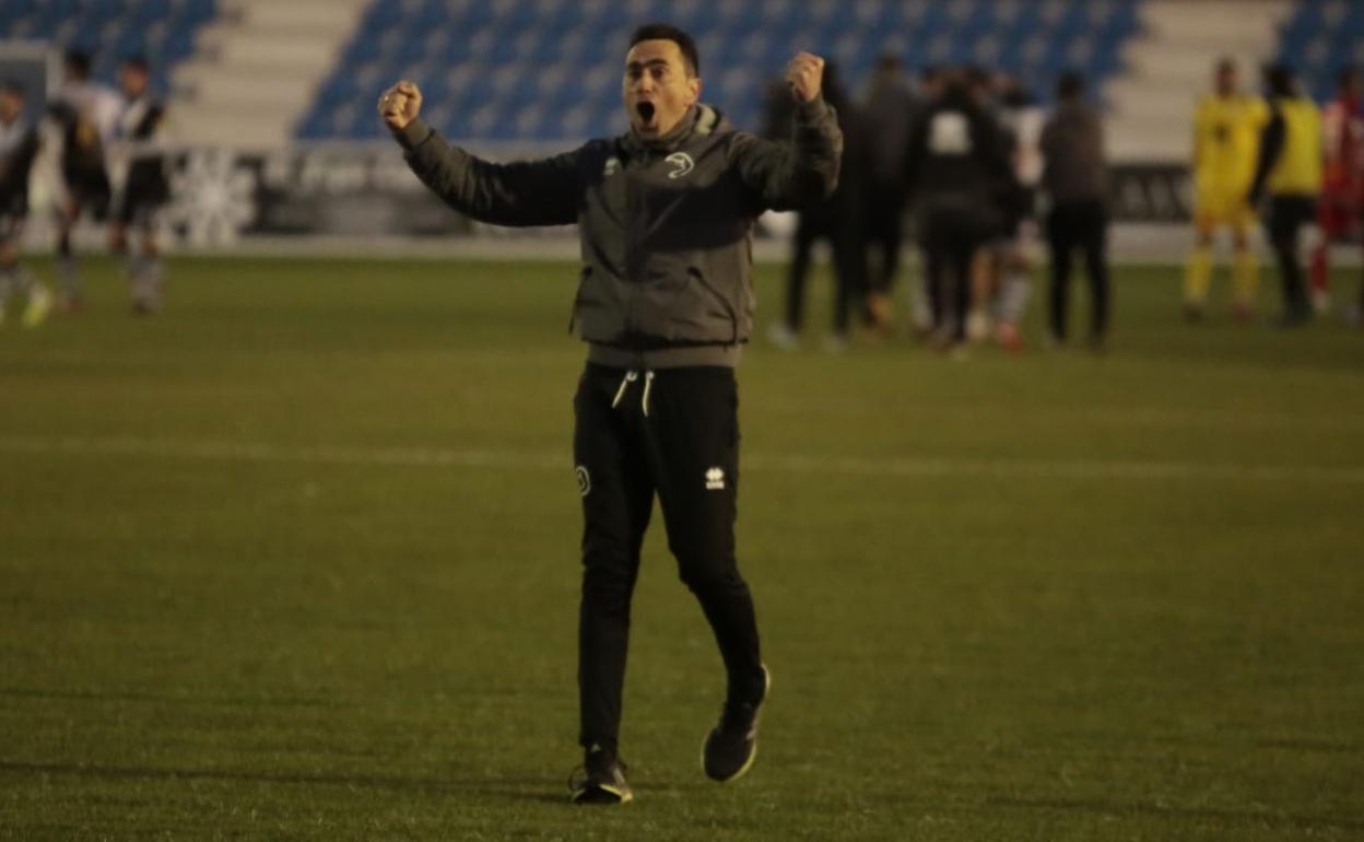 Mori celebra con la grada la victoria final ante el Rayo Majadahonda. 