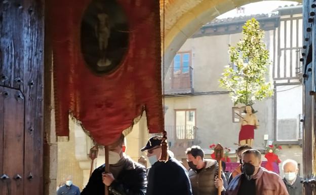 La procesión con la imagen de San Sebastián abrió los actos de la mañana.