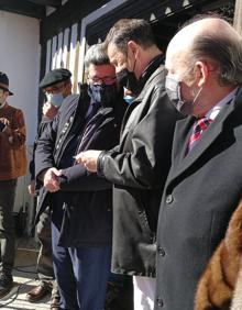 Imagen secundaria 2 - El marrano de San Antón se paseó entre la gente que había en la Plaza, después una niña fue la mano inocente que sacó la papeleta ganadora de la urna y finalmente El alcalde albercano leyó el número de la papeleta ganadora en presencia de miembros de Ascol y la USAL.