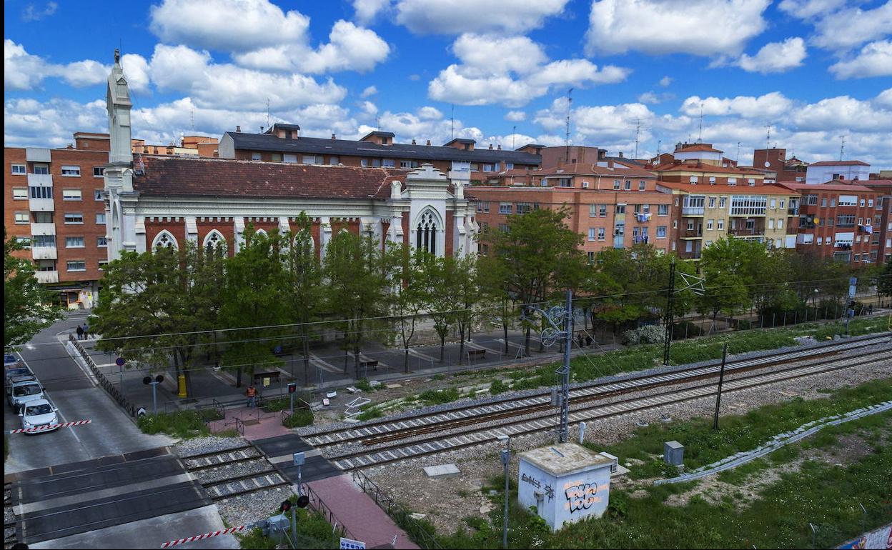 Trazado férreo de Valladolid a la altura del paso a nivel de La Pilarica. 