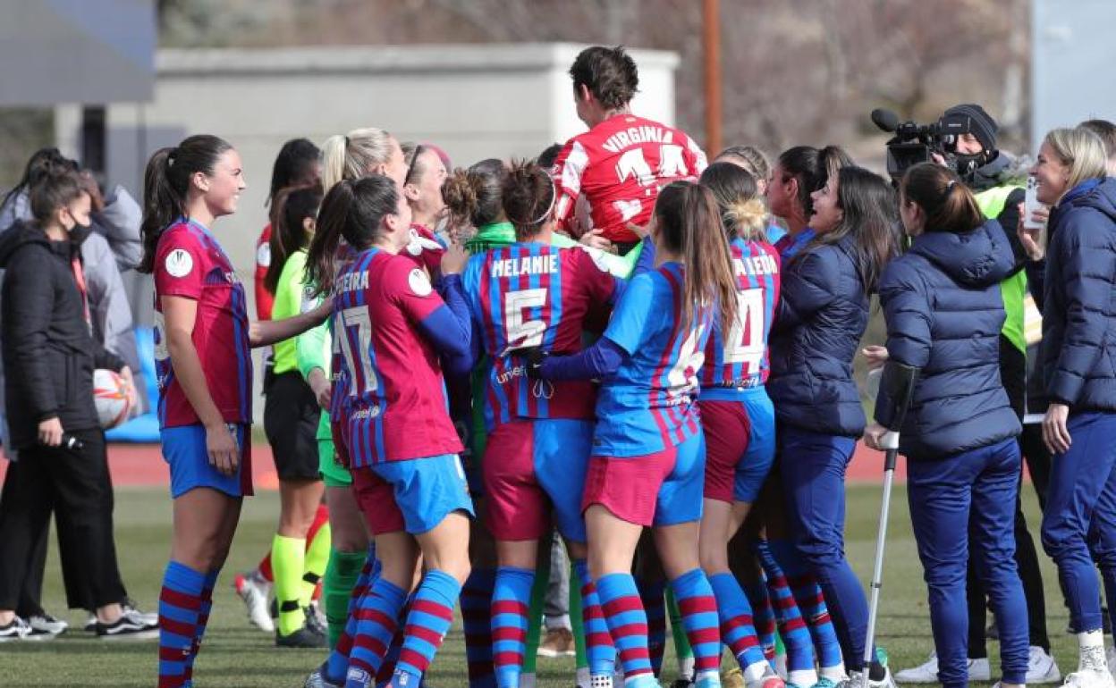 Las jugadoras del Barcelona mantean a Virginia Torrecilla en la Ciudad del Fútbol de Las Rozas. 