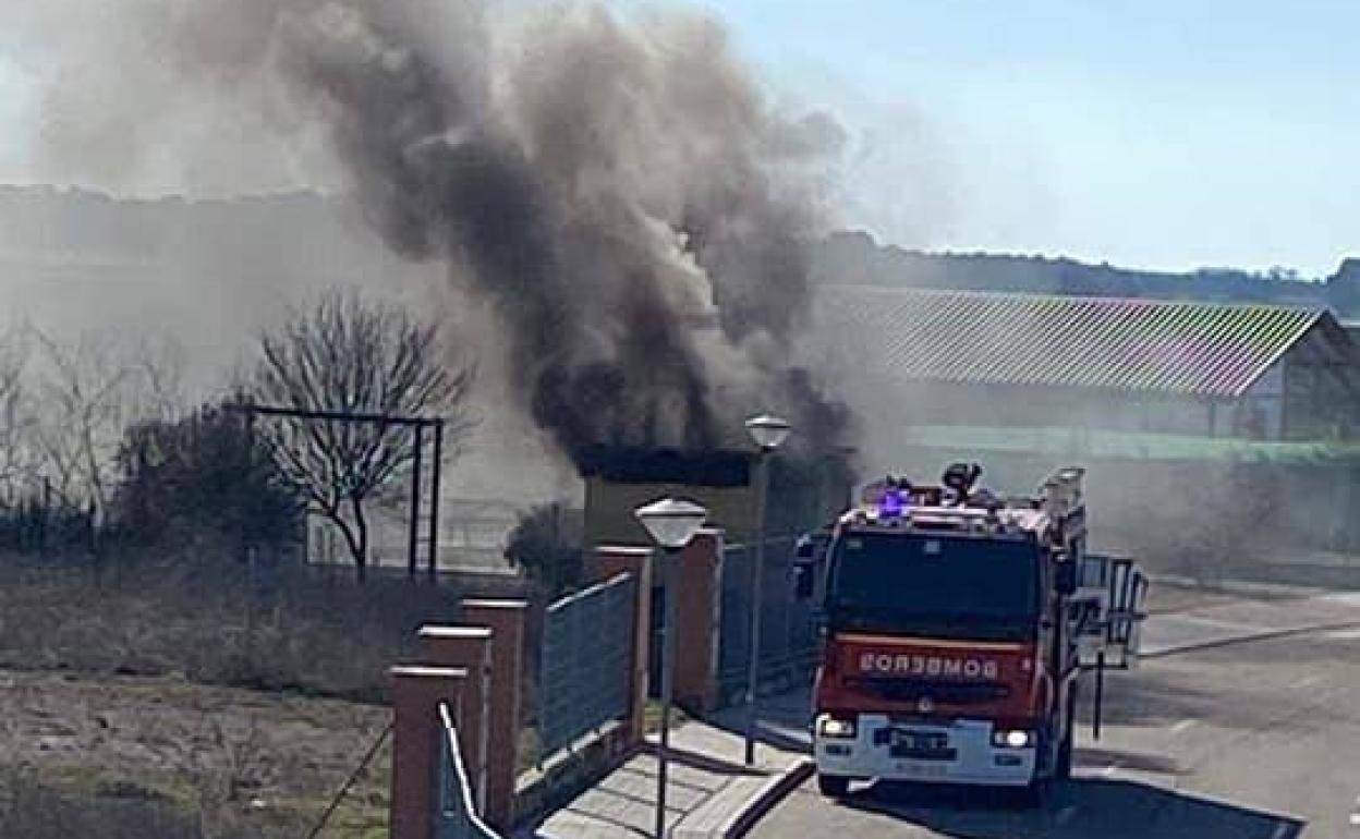 Los Bomberos sofocan el incendio, el domingo. 