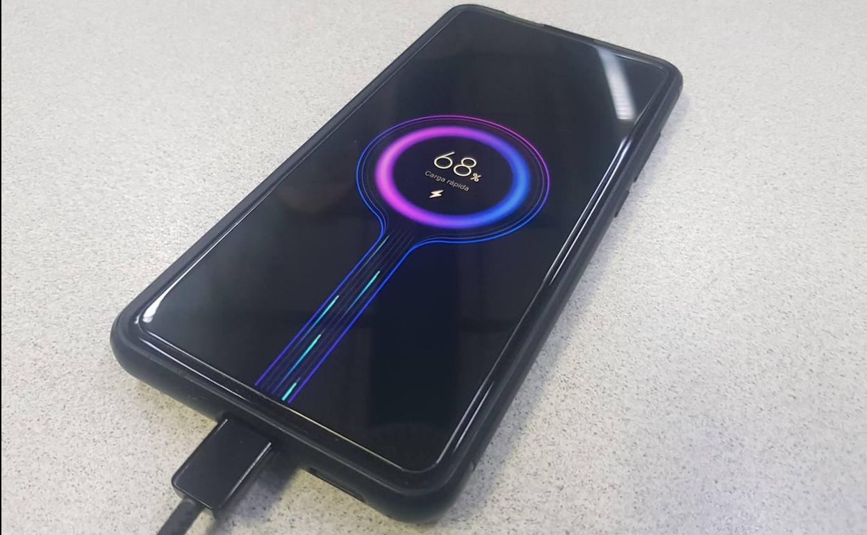 Un teléfono, durante una carga. 