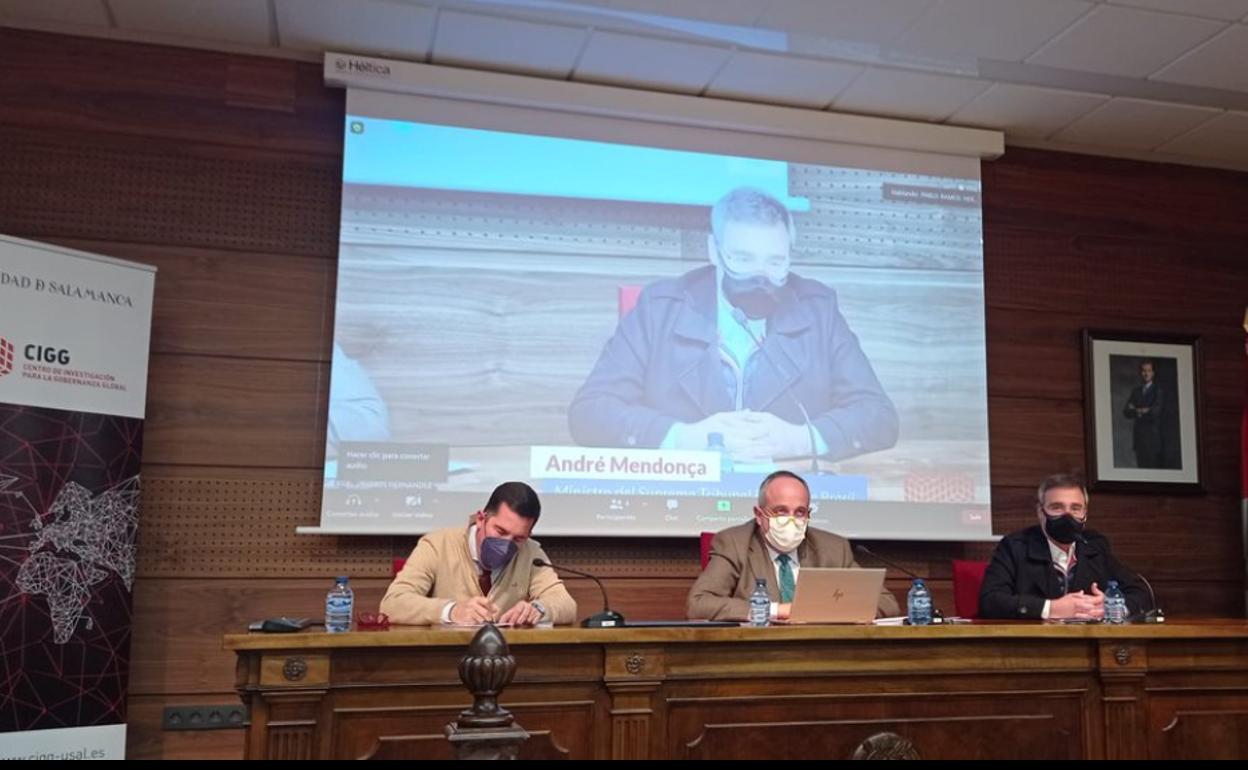 Nicolás Rodríguez, vicerrector de Postgrado y Enseñanzas Propias, preside la mesa redonda