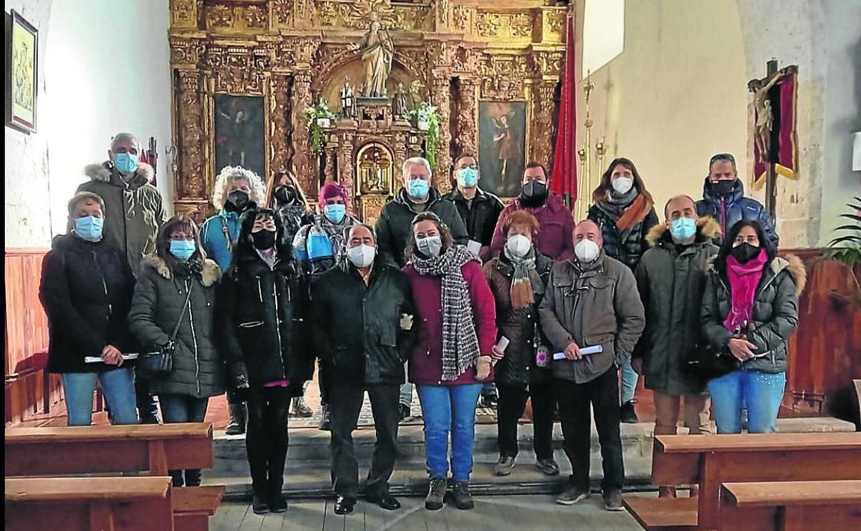 Representantes de la Comunidad de Villa y Tierra de Cuéllar, en una de las iglesias visitadas. 