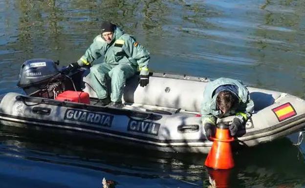 Los buzos examinan el lecho del Duero con un visor al borde de un entradero situado en las inmediaciones de la pesquera de Traspinedo. 