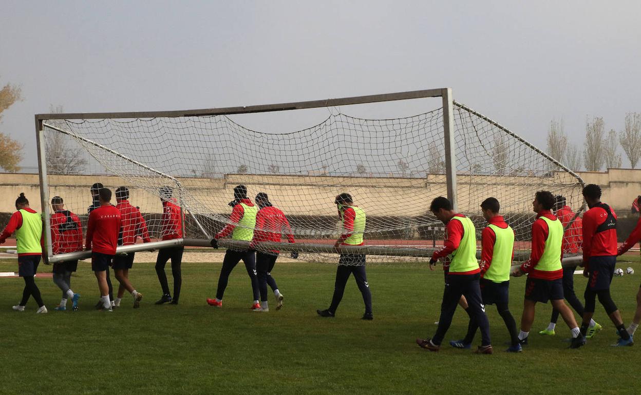 Jugadores del conjunto gimnástico cargan con una portería durante un anterior entrenamiento.