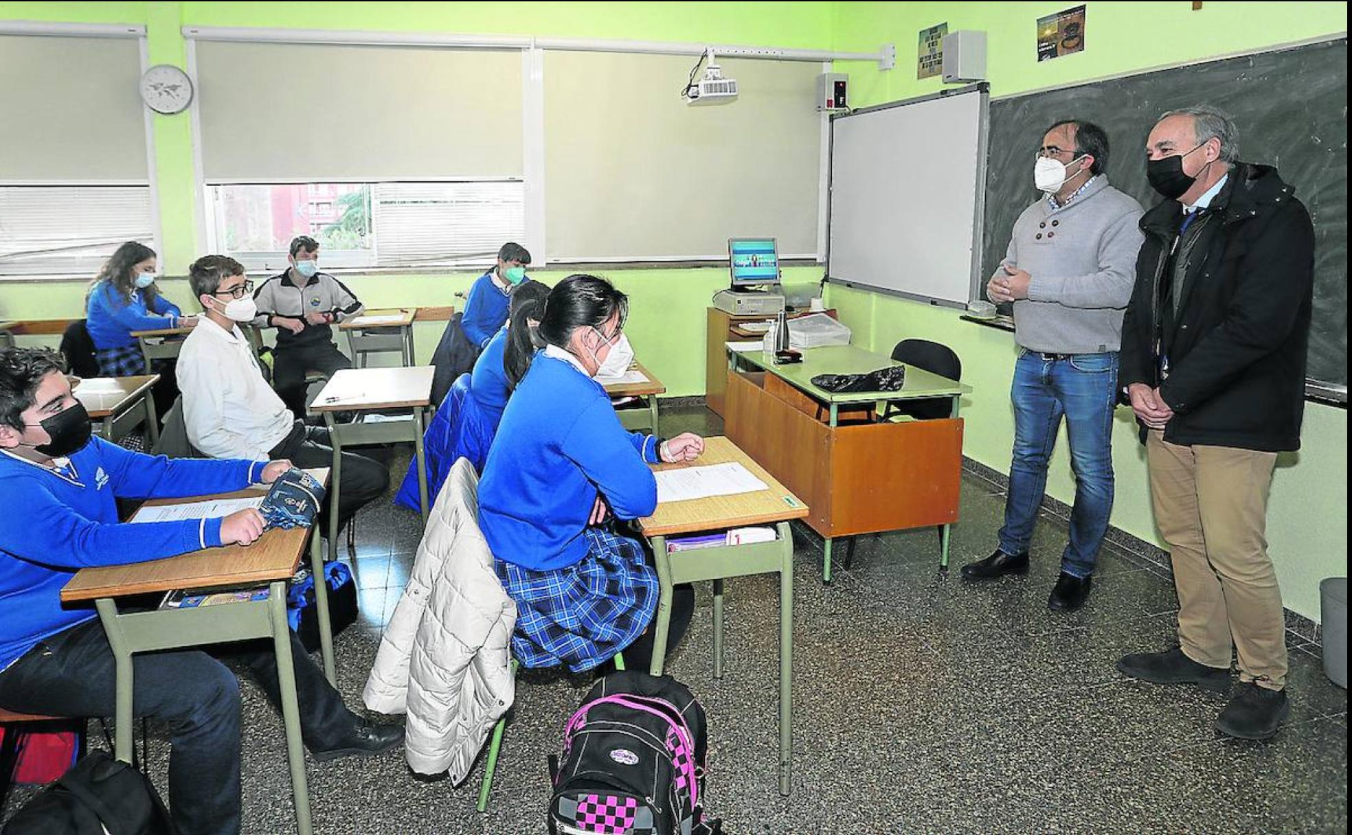 Los alumnos de segundo de la ESO del Divino Maestro atienden al rector de la Universidad, Antonio Largo, a la derecha, junto al profesor Miguel Ángel Otero.