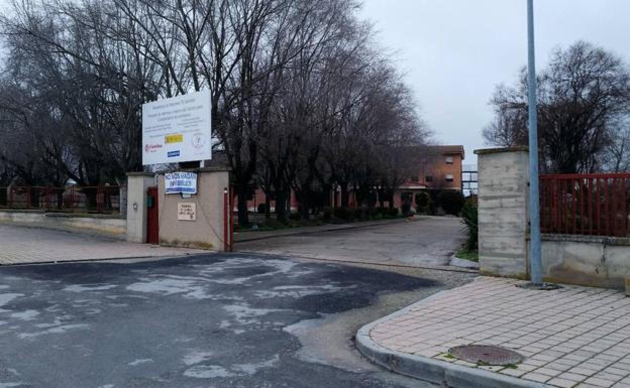 Acceso a la residencia El Alamillo, en Cuéllar. 