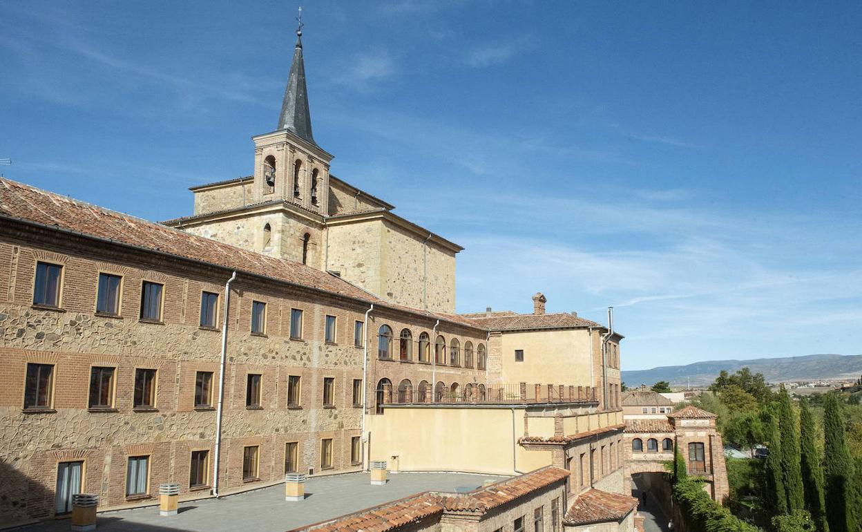 Edificio que acoge las sedes del Obispado de Segovia y el Seminario Conciliar. 