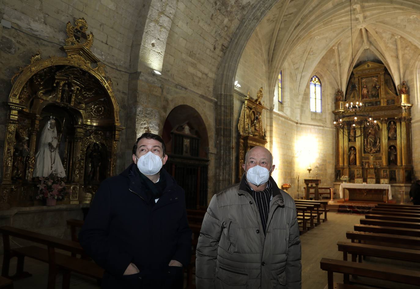 Mañueco, con el alcalde de Mazariegos, el pueblo de su padre. 