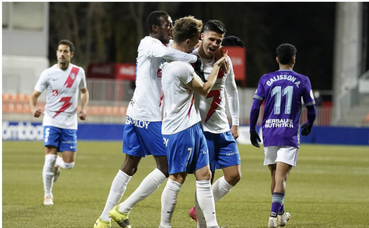 Los jugadores del Rayo Majadahonda celebran uno de los tres goles ante Dalisson