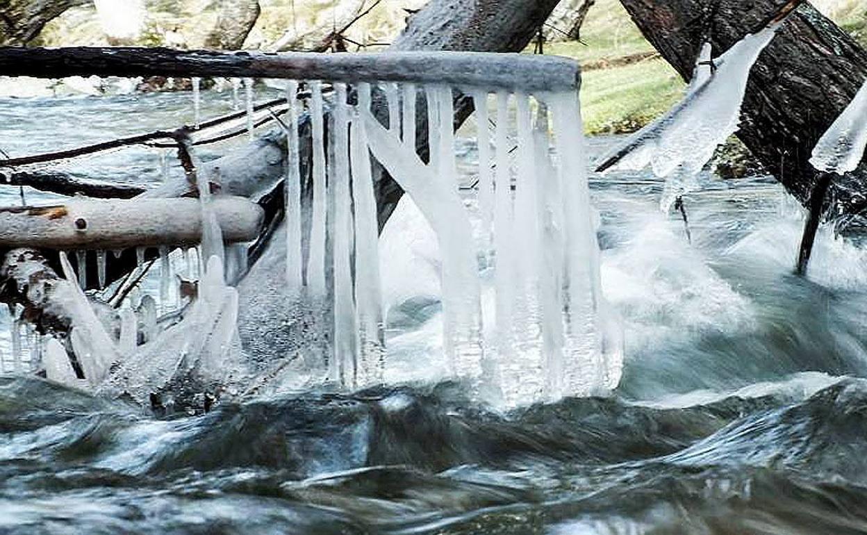 Foto de archivo de carámbanos,en el río Eresma en Segovia. 