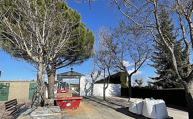 Imagen principal - Obras en el cementerio municipal de Carbajosa. 