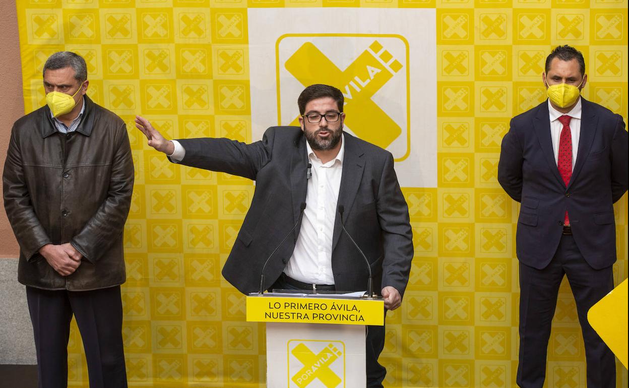 El presidente de Por Ávila, José Ramón Budiño (d); el director de campaña, Jesús Manuel Sánchez Cabrera (c), y el número uno de la candidatura a las elecciones autonómicas, Pedro Pascual (i), presentan el lema de campaña de la formación abulense.