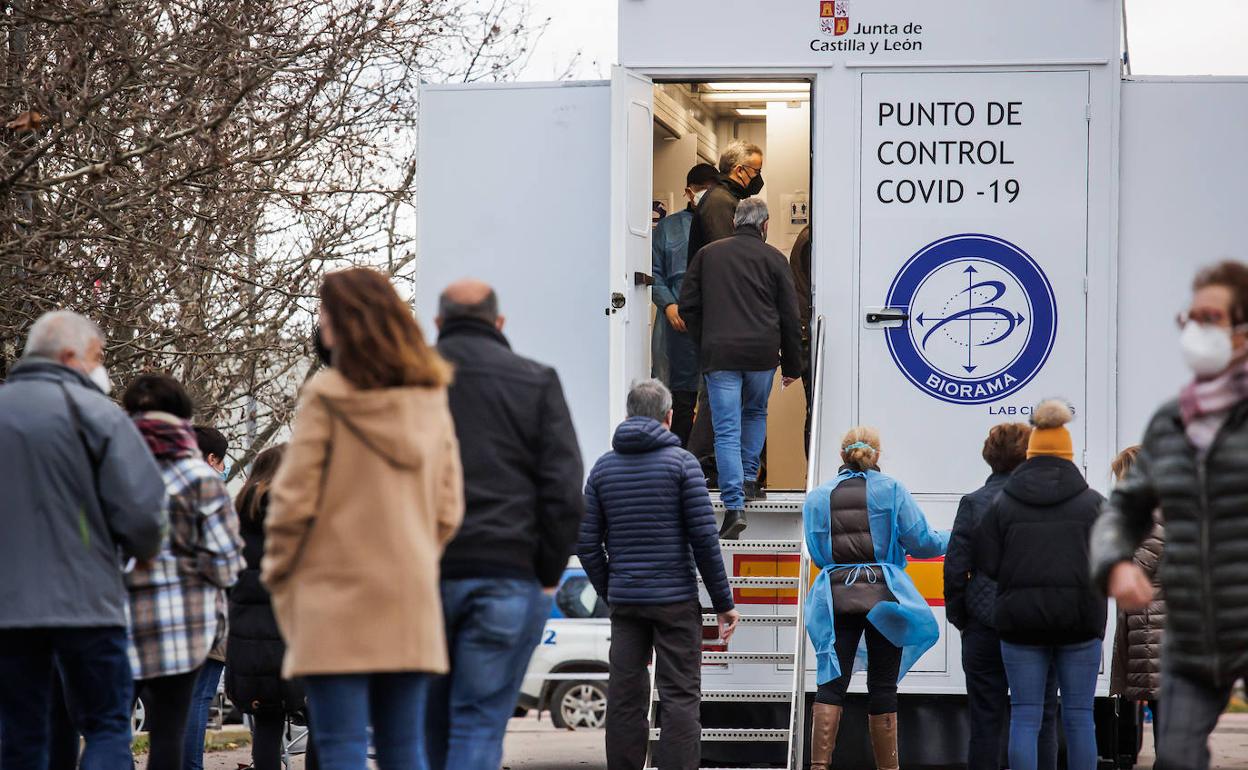 Campaña de test de antígenos en una unidad móvil en Ciudad Rodrigo.