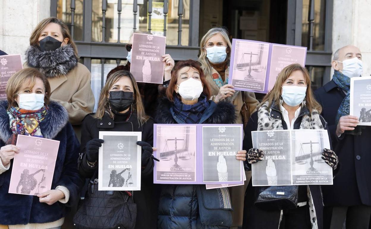 Letrados de Justicia, durante la concentración de protesta ante la Audiencia de Valladolid. 