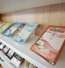 Imagen secundaria 2 - Operarios en una de las líneas de producción en Valladolid, centro logístico en Valladolid y diferentes envases de quesos loncheados. 