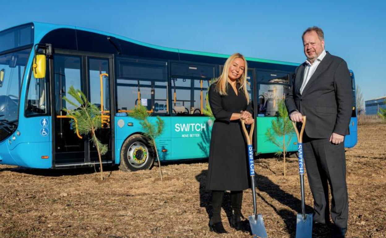 Andy Palmer, junto a la directora de Switch Ibérica, Eva Driessen, en los terrenos donde se construirá la fábrica.