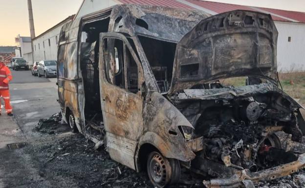 El fuego calcinó en la madrugada de este jueves una ambulancia en Tudela. 