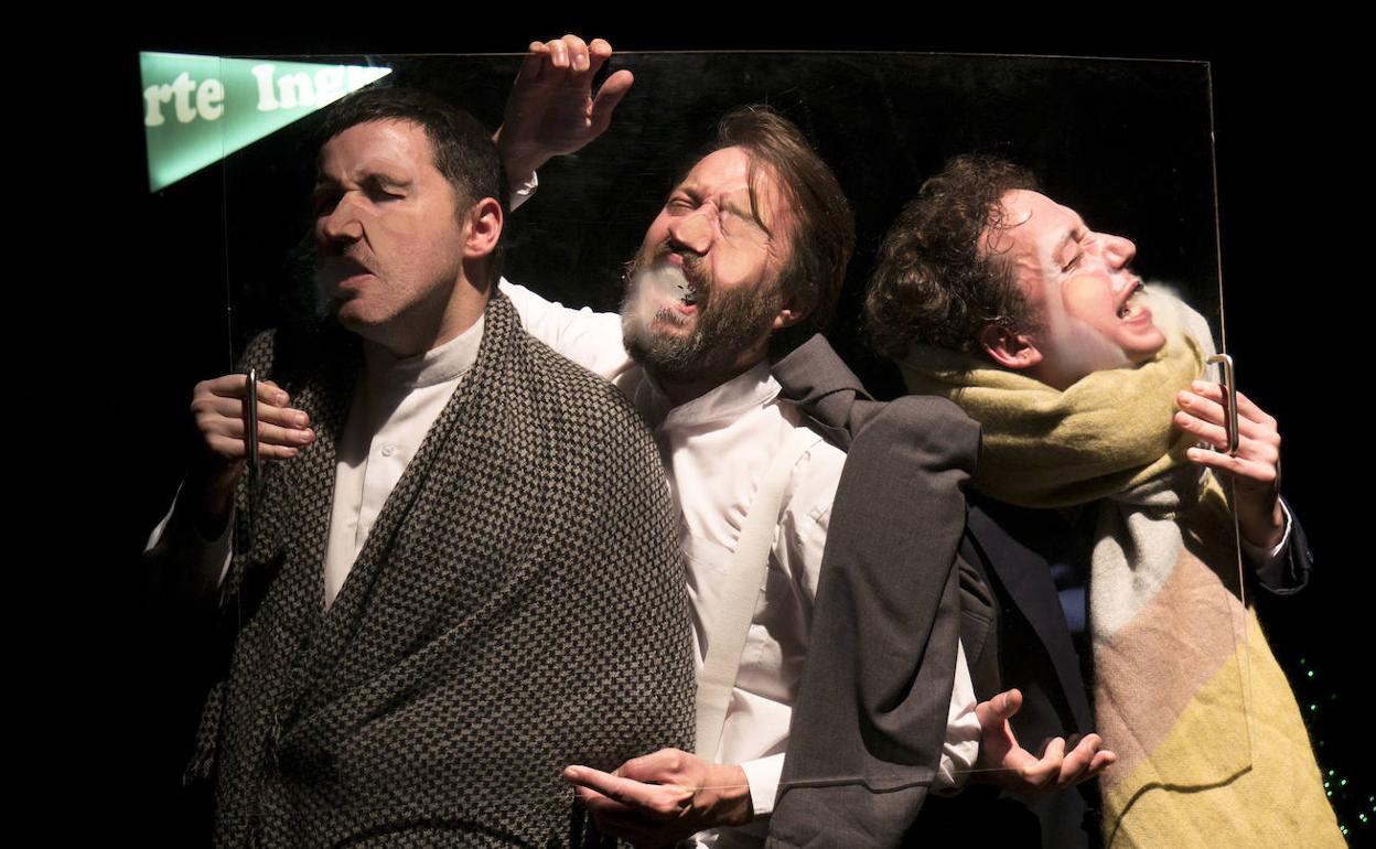 Los miembros del Club Caníbal, durante la representación de la última parte de sus 'Crónicas Ibéricas'. 