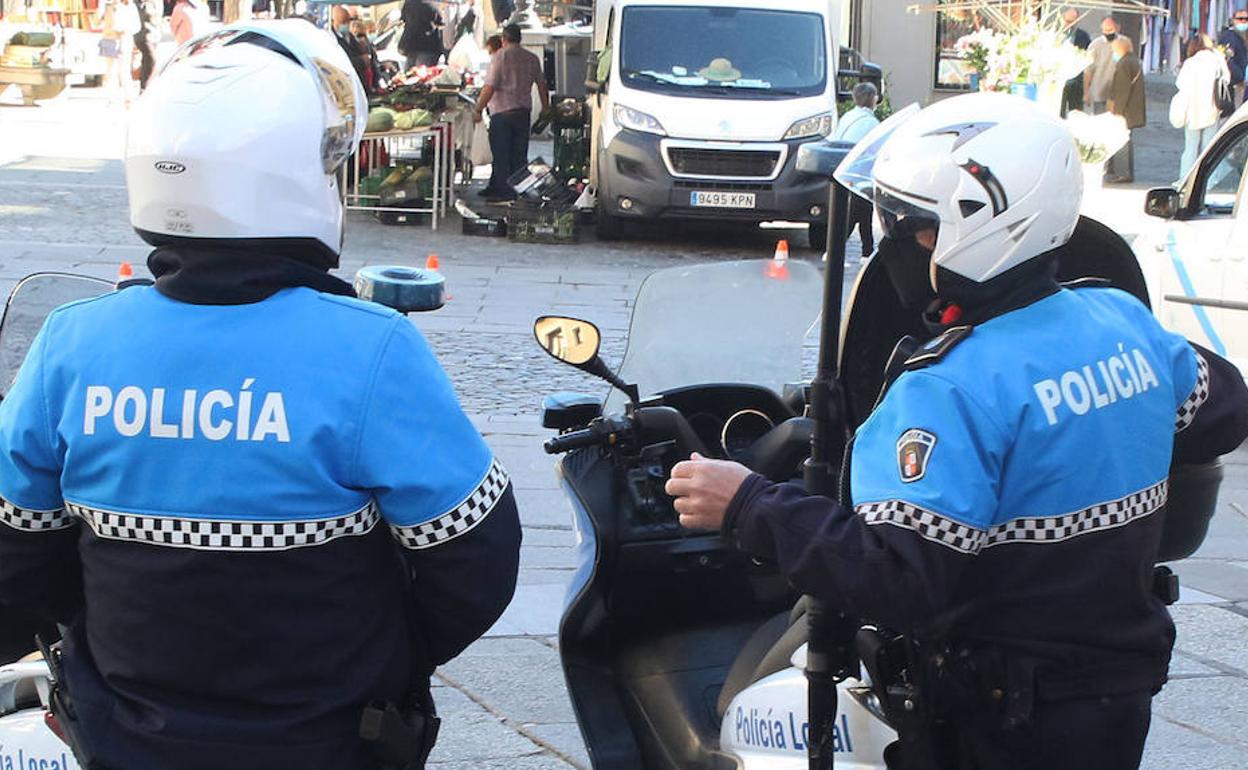 Dos agentes de la Policía Local de Segovia.